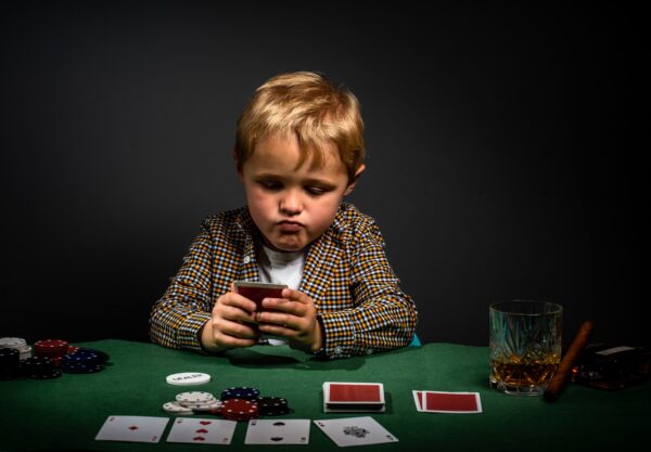 dítě hrající poker
