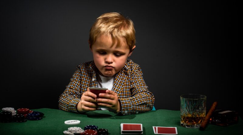 dítě hrající poker